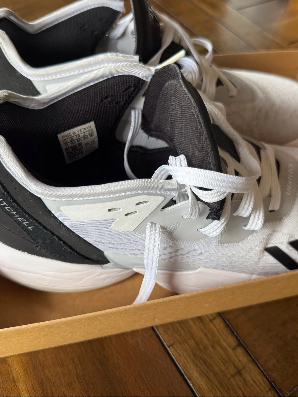 adidas D.O.N. Issue 4 Basketball Shoes White Grey Men's Size 11 Very Good